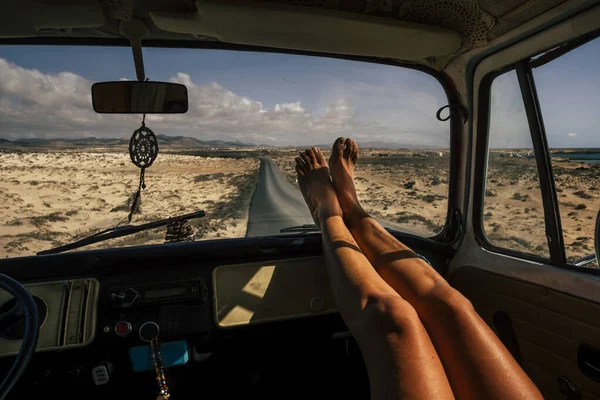 Viagens Liberdade Conceito Pessoas Com Close Pernas Mulher Desfrutar Viagem — Fotografia de Stock