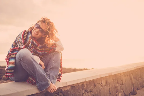 Mulher Sente Livre Desfrutando Pôr Sol Liberdade Sozinha Com Sorriso — Fotografia de Stock