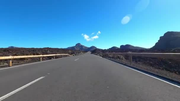 秋の山道を走る車旅行のコンセプト — ストック動画