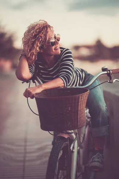 Güzel Neşeli Genç Bir Kadının Portresi Motosikletle Dışarıda Boş Zamanların — Stok fotoğraf