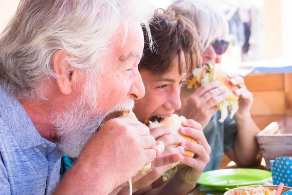 Verschillende Leeftijden Groep Mensen Familie Eten Samen Hamburger Grootvaders Kleinzoon — Stockfoto