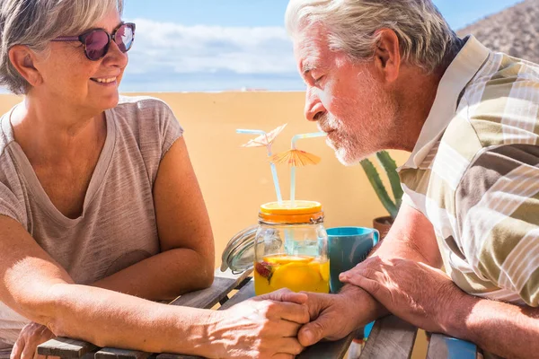Senior Feliz Pareja Disfrutar Juntos Zumo Naranja Divertirse Aire Libre —  Fotos de Stock