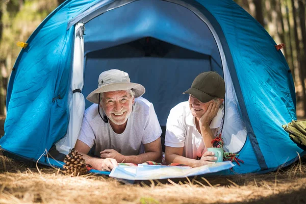 Style Vie Actif Vieux Couple Personnes Âgées Profiter Tente Camping — Photo