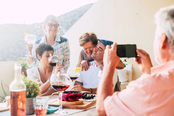 Grupo Amigos Divierten Disfrutan Celebración Juntos Casa Aire Libre Adultos —  Fotos de Stock