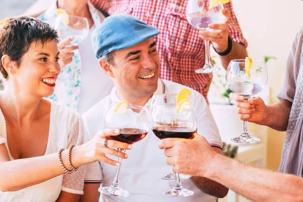 Grupo Alegres Amigos Caucásicos Disfrutan Celebran Juntos Tintinear Con Vino —  Fotos de Stock