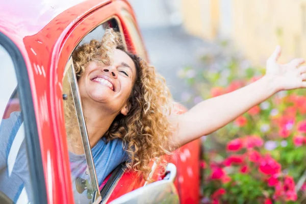 Jeune Femme Profiter Conduire Voiture Voyage Les Gens Heureux Véhicule — Photo