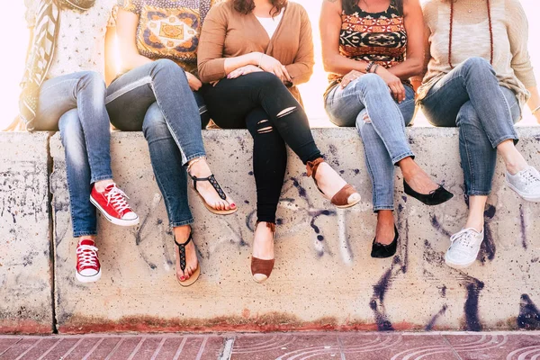 Ομάδα Αγνώριστων Νεαρών Γυναικών Κάθονται Μαζί Σαν Ομάδα Τσιμεντένιο Τοίχο — Φωτογραφία Αρχείου