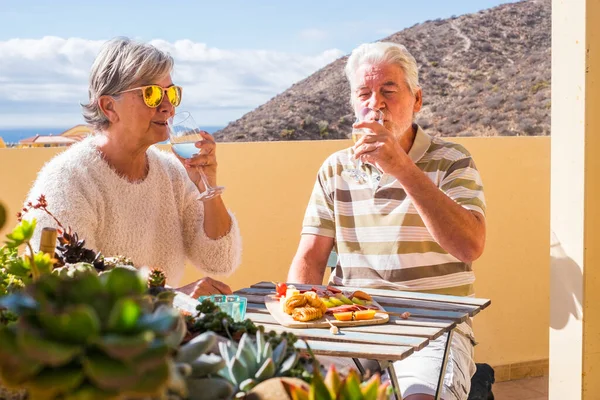 Senior Caucasian Couple Enjoy Together Afternoon Cocktail Time Wine Fruits — Stock Photo, Image