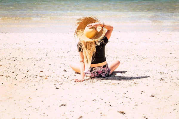 Turismo Menina Sozinho Visto Volta Férias Praia Dourada Verão — Fotografia de Stock