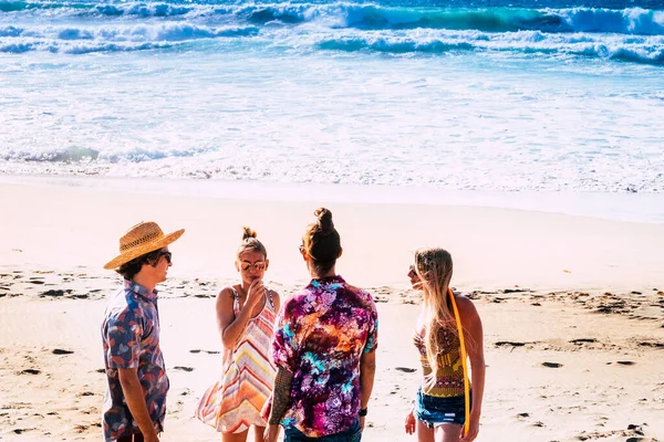 Grupo Jovens Turistas Juntos Praia Falando — Fotografia de Stock