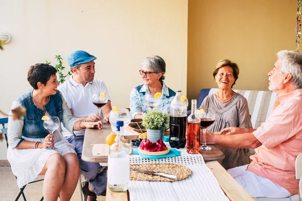 Gruppo Amici Età Mista Adulti Anziani Divertono Insieme Gustando Cibo — Foto Stock