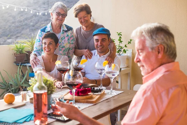 Grupo Amigos Edades Mixtas Adultos Mayores Divierten Juntos Disfrutando Comida —  Fotos de Stock