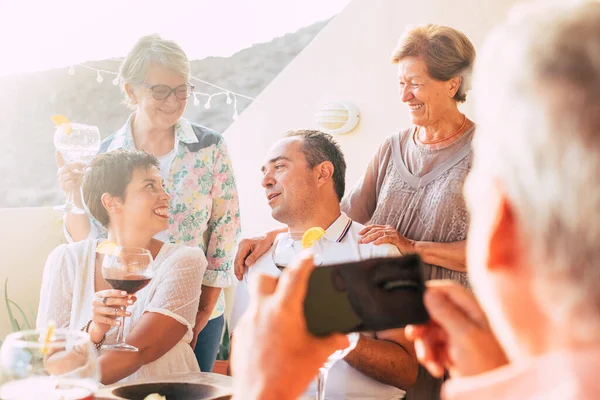 Grupo Amigos Edades Mixtas Adultos Mayores Divierten Juntos Disfrutando Comida — Foto de Stock