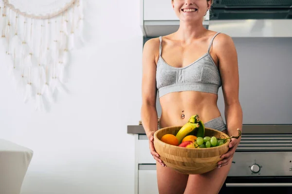 健康与饮食女性完美身材少女提着装满新鲜水果和维生素的篮子 — 图库照片