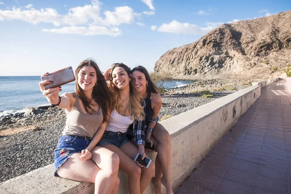 Groupe Trois Femmes Amitié Prenant Selfies Utilisant Téléphone Près Plage — Photo