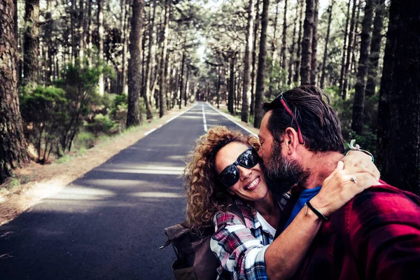 Glückliche Junge Erwachsene Reisen Zusammen Mit Liebe Und Freundschaft Genießen — Stockfoto