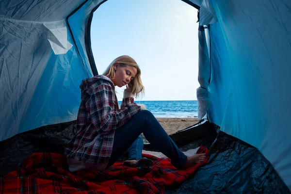 Young Hipster Woman Travel Alone Free Camping Tent Beach Enjoying — Stock Photo, Image