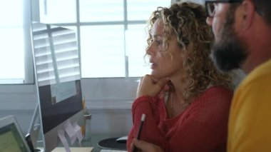 Evlerinde internet bağlantısı ve çift olarak bilgisayar laptopu olan insanlar 