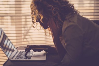 Evde çalışan güzel bir bilgisayar. Kanepeye uzanmış dizüstü bilgisayar ve iş aktiviteleriyle. 