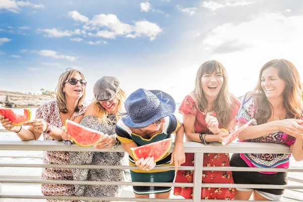 Frauengruppe Genießt Sommerurlaub Gemeinsam Lacht Viel Und Hat Spaß Mit — Stockfoto