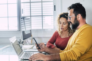 Evlerinde internet bağlantısı ve çift olarak bilgisayar laptopu olan insanlar 