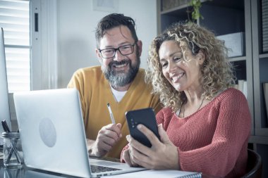 Evlerinde internet bağlantısı ve çift olarak bilgisayar laptopu olan insanlar 