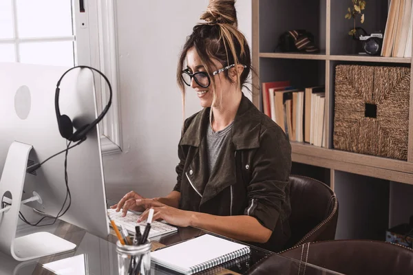 Vuxen Kvinna Typ Bärbar Dator Och Glad För Smart Arbete — Stockfoto