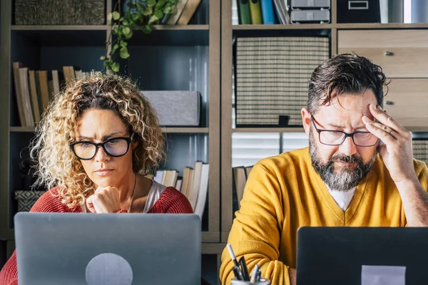 Pareja Estresada Cansada Trabajo Casa Con Conexión Internet Portátil —  Fotos de Stock