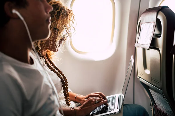 Para Ludzi Korzysta Laptopa Pokładzie Samolotu Bezprzewodowym Dostępem Internetu — Zdjęcie stockowe