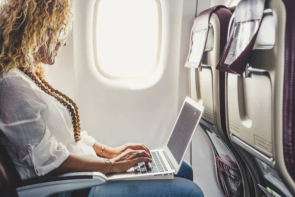 Jovem Empresária Moderna Trabalha Avião Viagem Bordo Com Conexão Sem — Fotografia de Stock