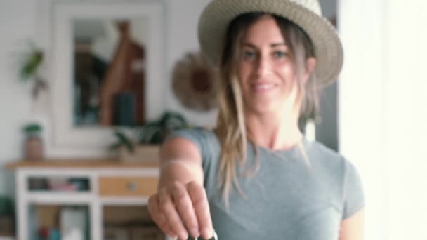 Portrait Young Woman Hat Showing Keys House Woman Holding Keys — Stock Video