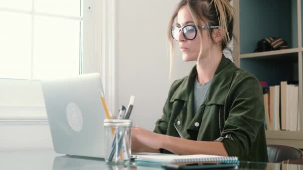 Młoda Kobieta Biznesu Pisząca Laptopie Domu Inteligentnej Pracy Biurowej — Wideo stockowe