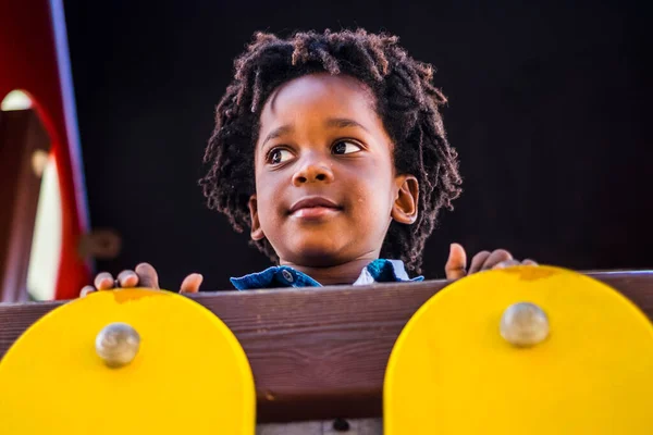 Portrait Sourire Heureux Jeune Enfant Noir Profiter Parc Contreplaqué Dans — Photo