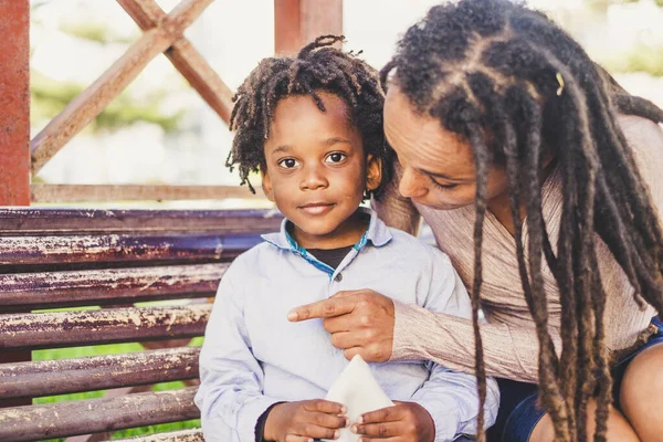 Portrait Mère Afro Noire Profiter Temps Avec Son Fils Petits — Photo