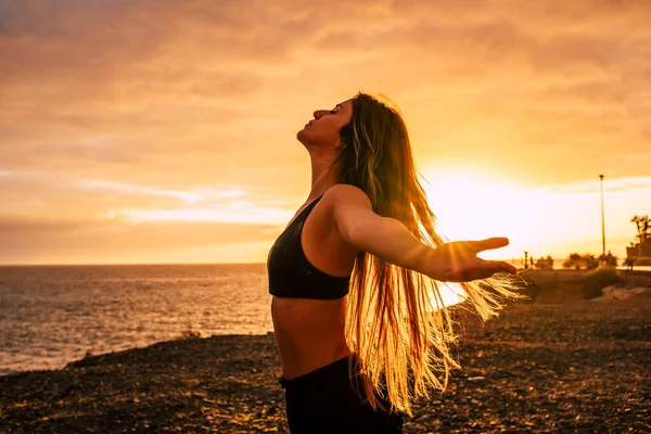 Fitness Feliz Livre Jovem Mulher Desfrutar Pôr Sol Após Sessão — Fotografia de Stock