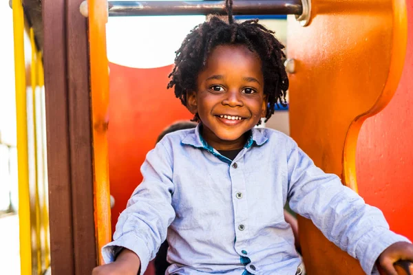 Portrait Sourire Heureux Jeune Enfant Noir Profiter Parc Contreplaqué Dans — Photo