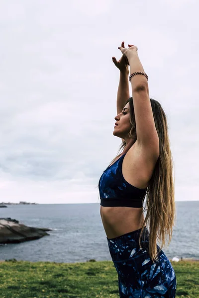 Ung Vuxen Kvinna Stående Gör Stretching Pilates Balanserade Yogaövningar För — Stockfoto