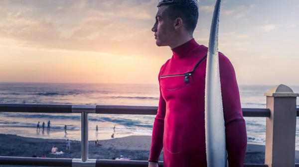 Junger Surfer Blickt Mit Seinem Surftisch Strand Auf Die Wellen — Stockfoto