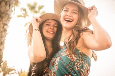 Neşeli, genç, kıvrımlı iki güzel kız arkadaşlıkta ya da ilişkide birlikte gülüp eğleniyorlar. 