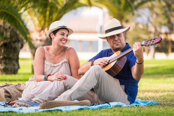 Feliz Pareja Adultos Disfrutar Música Amor Pareja Parque Tocando Una — Foto de Stock