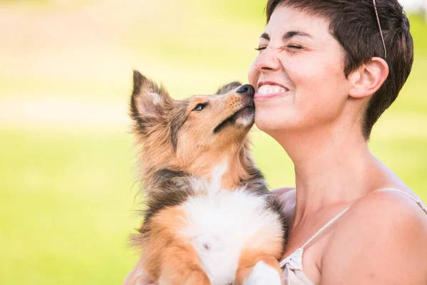 Portret Van Jonge Mooie Blanke Vrouw Genieten Lachen Terwijl Jeugd — Stockfoto