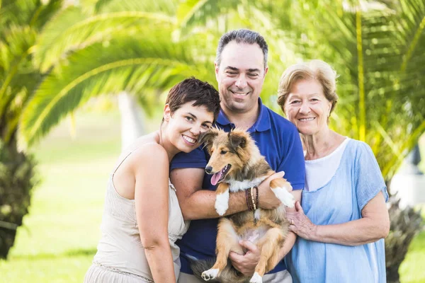 Perro Familia Retrato Personas Humanas Actividad Ocio Aire Libre Juntos —  Fotos de Stock