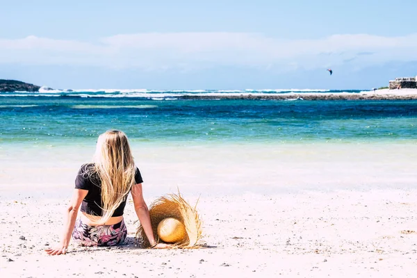 Vista Trasera Trasera Mujer Rubia Pelo Largo Sentarse Arena — Foto de Stock