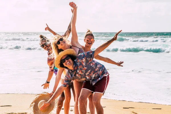 一群快乐的高加索年轻人 男孩和女孩们 在暑假里一起享受海滩 一起欢笑 — 图库照片