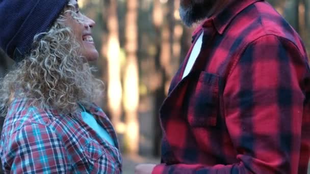 森の中でアウトドア旅行を楽しむ幸せな旅行のカップル — ストック動画
