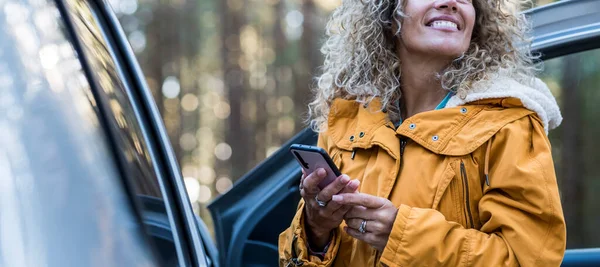 Hipster Alegre Retrato Caucásico Joven Sonrisa Disfrutar Viajar Pie Fuera —  Fotos de Stock