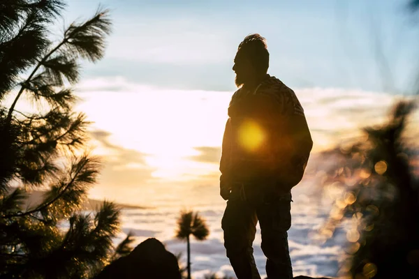 成年男子站在室外观看日落 享受着自由和健康的生活方式 — 图库照片