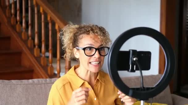 Bela Mulher Adulta Falando Frente Telefone Para Gravar Conteúdo Online — Vídeo de Stock