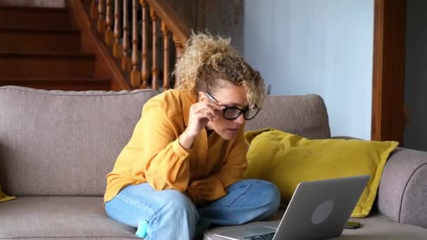 Mulher Adulta Usando Óculos Trabalhando Com Laptop Casa Aconchegante — Vídeo de Stock