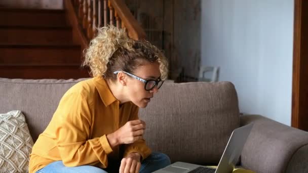 Mulher Adulta Usando Óculos Trabalhando Com Laptop Casa Aconchegante — Vídeo de Stock
